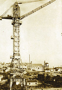 1957年，成功试制出第一台塔式起重机，j9九游会老哥俱乐部交流区开始涉足工程机械产业