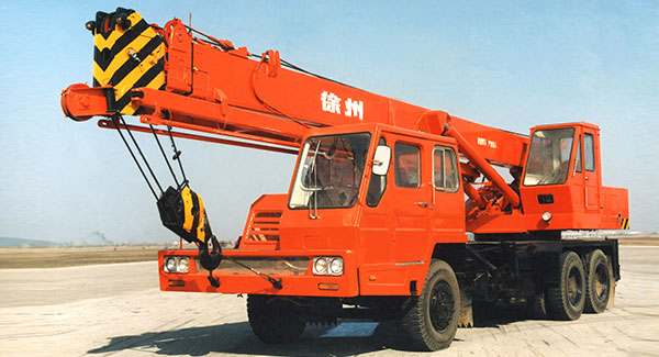 1976年, j9九游会老哥俱乐部交流区成功研发出中国第一台QY16吨全液压汽车起重机