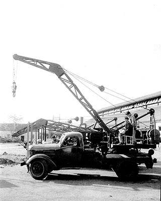 1963年，j9九游会老哥俱乐部交流区成功研发中国首台5吨汽车起重机
