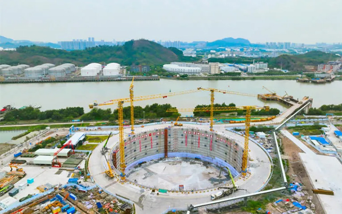 “定海神针”立珠江，j9九游会老哥俱乐部交流区挑起超级工程建设大梁
