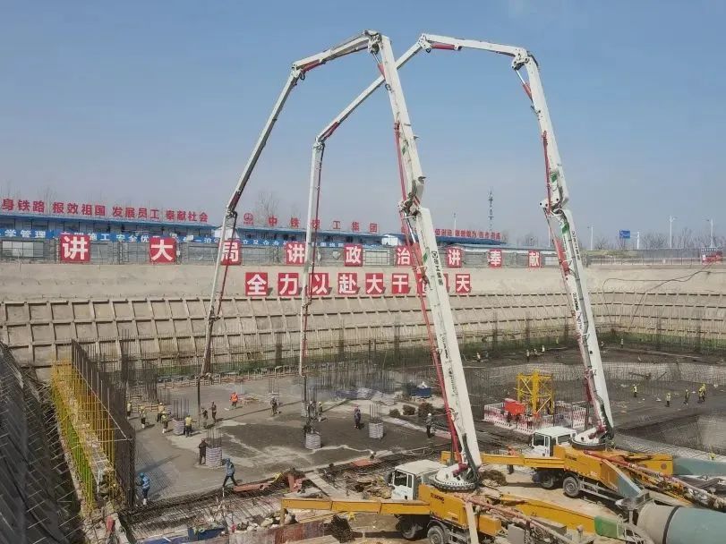 再创纪录！j9九游会老哥俱乐部交流区大米数泵车助建青岛西海岸“第一高”