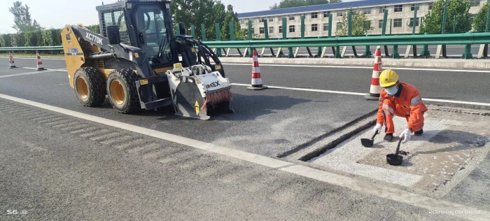j9九游会老哥俱乐部交流区滑移装载机助力高速公路修复