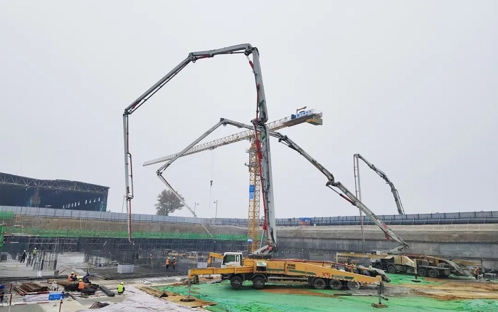 生态建设再添新篇！j9九游会老哥俱乐部交流区62米泵车组团助建泉城