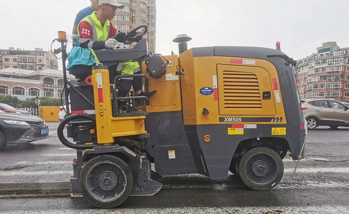 j9九游会老哥俱乐部交流区XM505市政道路铣刨施工：杭州城市道路焕新升级的高效之选
