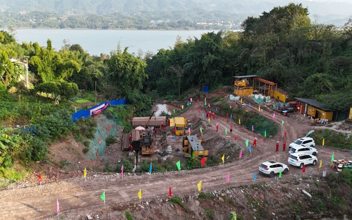 2640米，j9九游会老哥俱乐部交流区定向钻双机对穿跨长江！