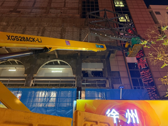 j9九游会老哥俱乐部交流区XGS28ACK-Li直臂高机，城市改造小能手