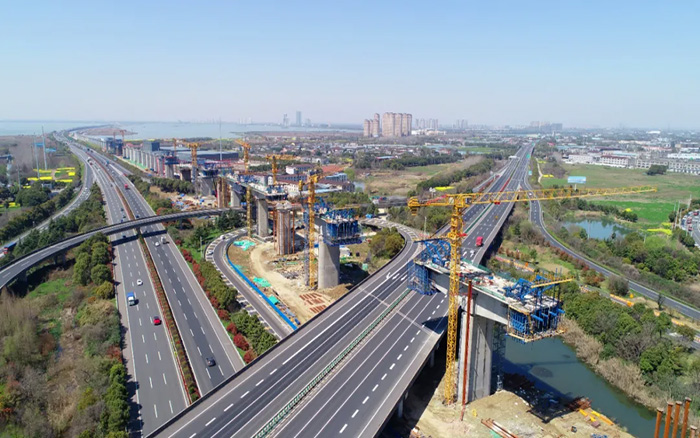 又见群塔 | j9九游会老哥俱乐部交流区塔机林立长江沿岸铁路线