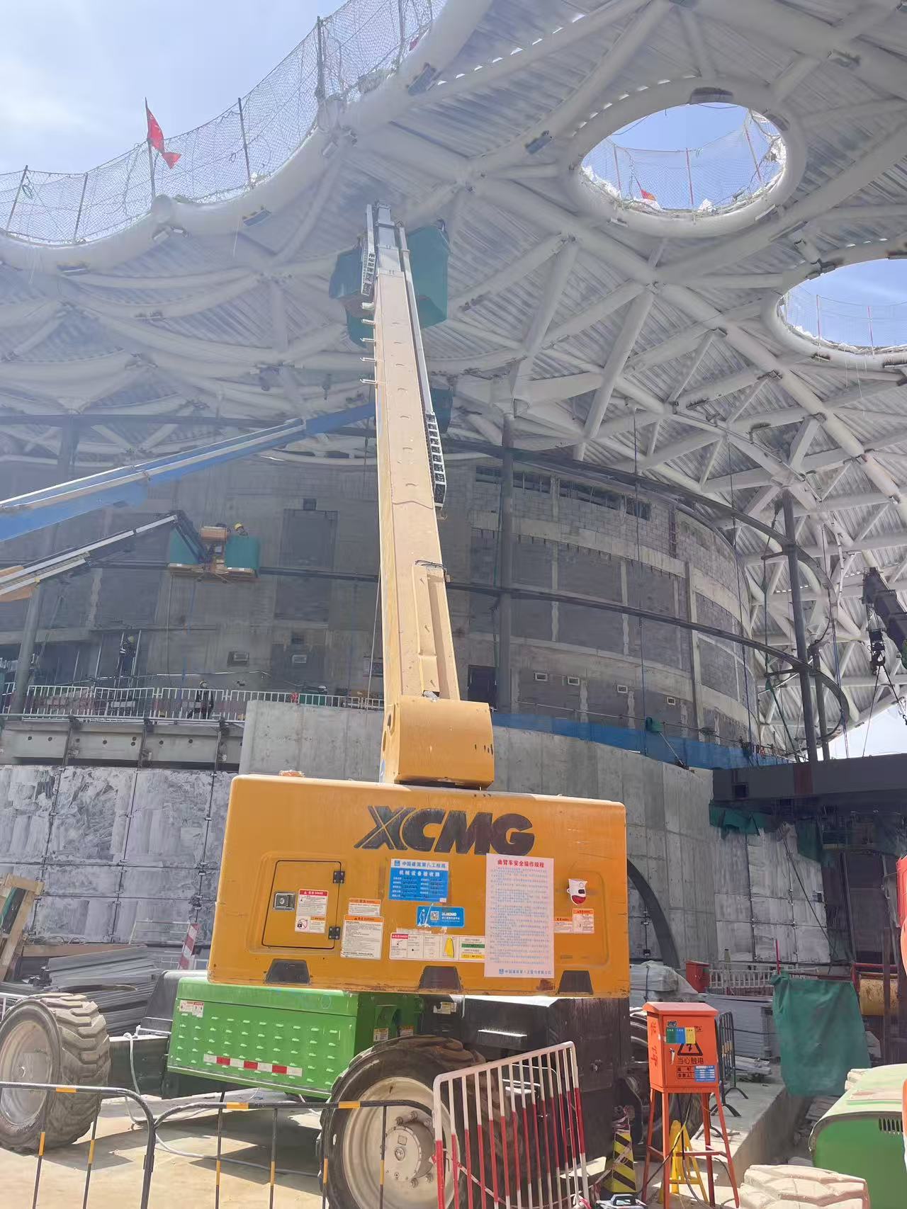 云端起舞！j9九游会老哥俱乐部交流区高空作业平台助力雄安“财富之门”幕墙精准“换装”
