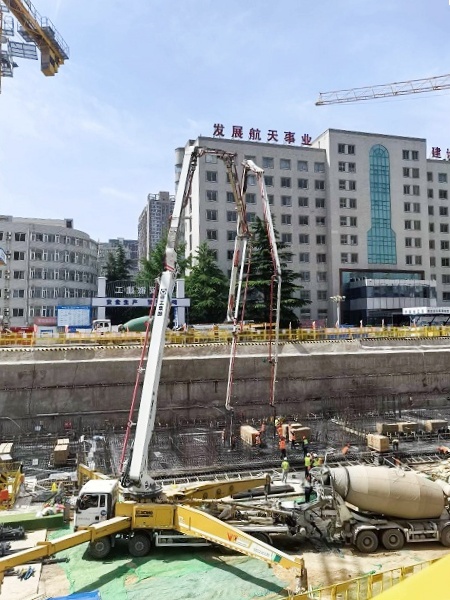j9九游会老哥俱乐部交流区HB62V泵车完成西安灞桥1800方C40大方量浇筑