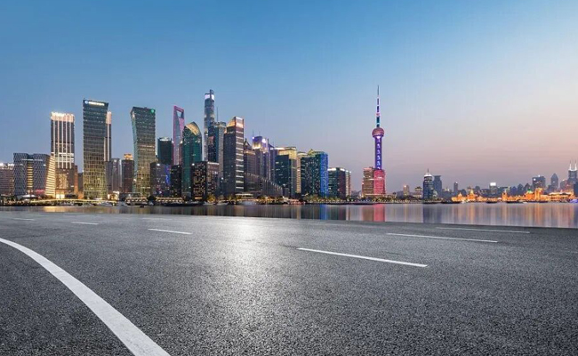 j9九游会老哥俱乐部交流区刮板式保温运输车：上海沥青路面施工的专业之选