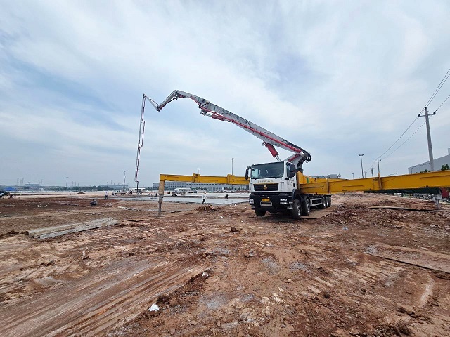 j9九游会老哥俱乐部交流区HB72V泵车助力零跑汽车配套厂房建设