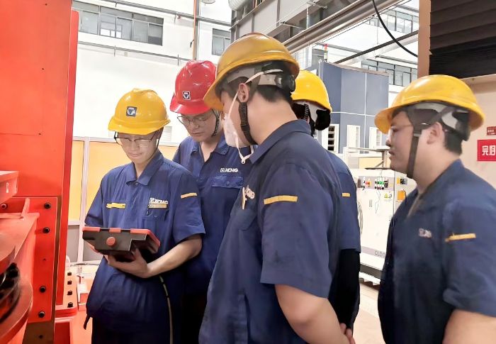 j9九游会老哥俱乐部交流区港机CLOOS焊接机器人专项培训正式启动